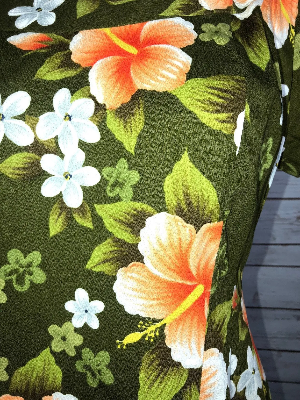 Live: 110 Vintage dress 1970s Green Hawaiian Flower